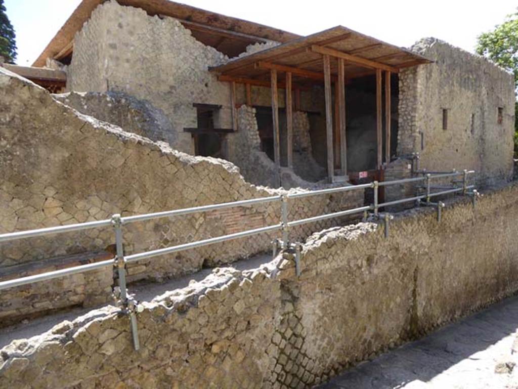 Ins. Orientalis I, 1, Herculaneum,July 2015. Looking south-east towards entrance doorway. Photo courtesy of Michael Binns.